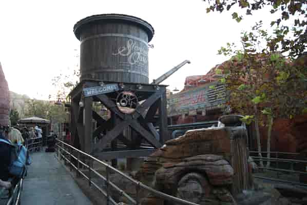 Radiator Springs Racers queue theming
