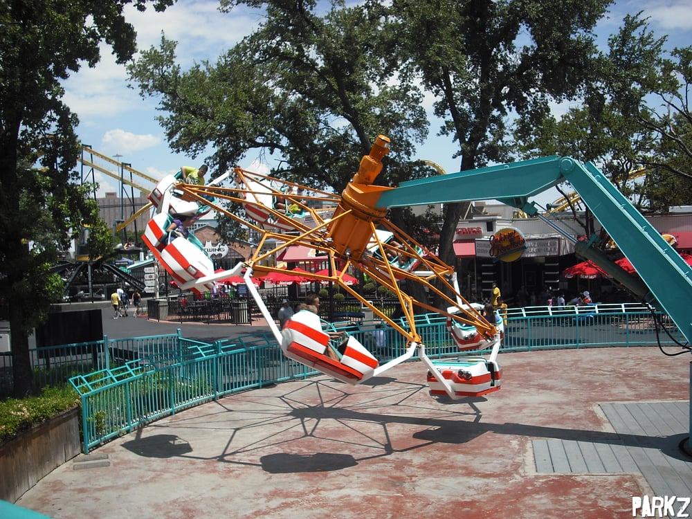 Crazy Legs | Flat Ride at Six Flags Over Texas | Parkz - Theme Parks